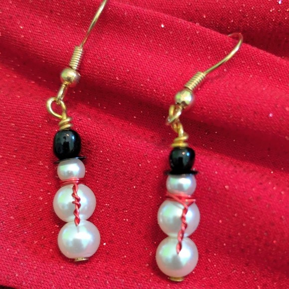SNOWMAN Handmade Beaded Hook Earrings with Red Scarf - Picture 1 of 5